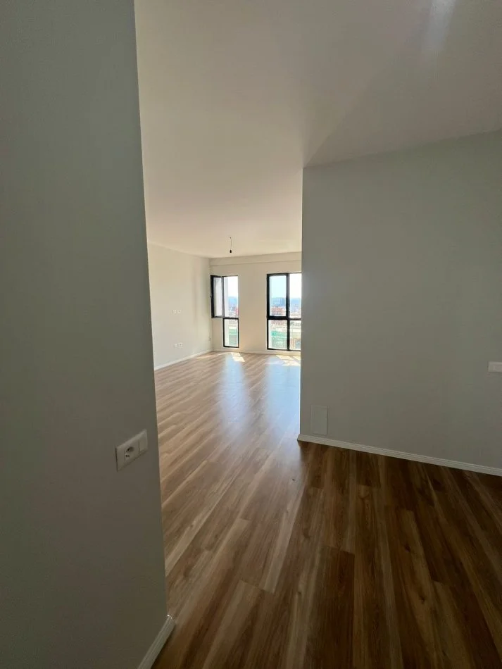 Tirane, jepet me qera zyre Kati 7, 90 m² 500 € (Kompleksi Arlis, prane Farmacise nr.10)