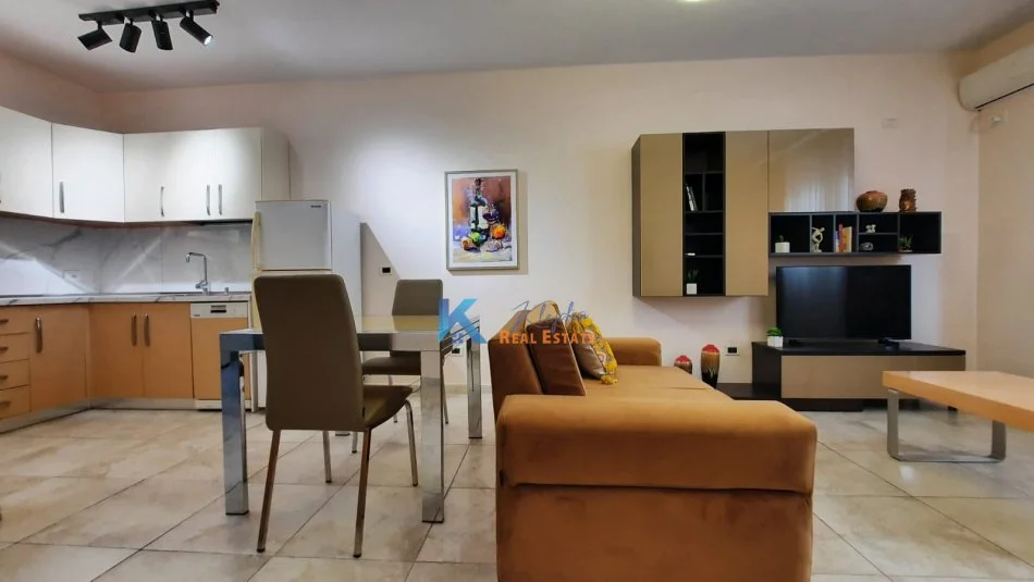 Tirane, jepet me qera apartament 1+1 Kati 2, 72 m² 600 € (Kopshti Botanik)