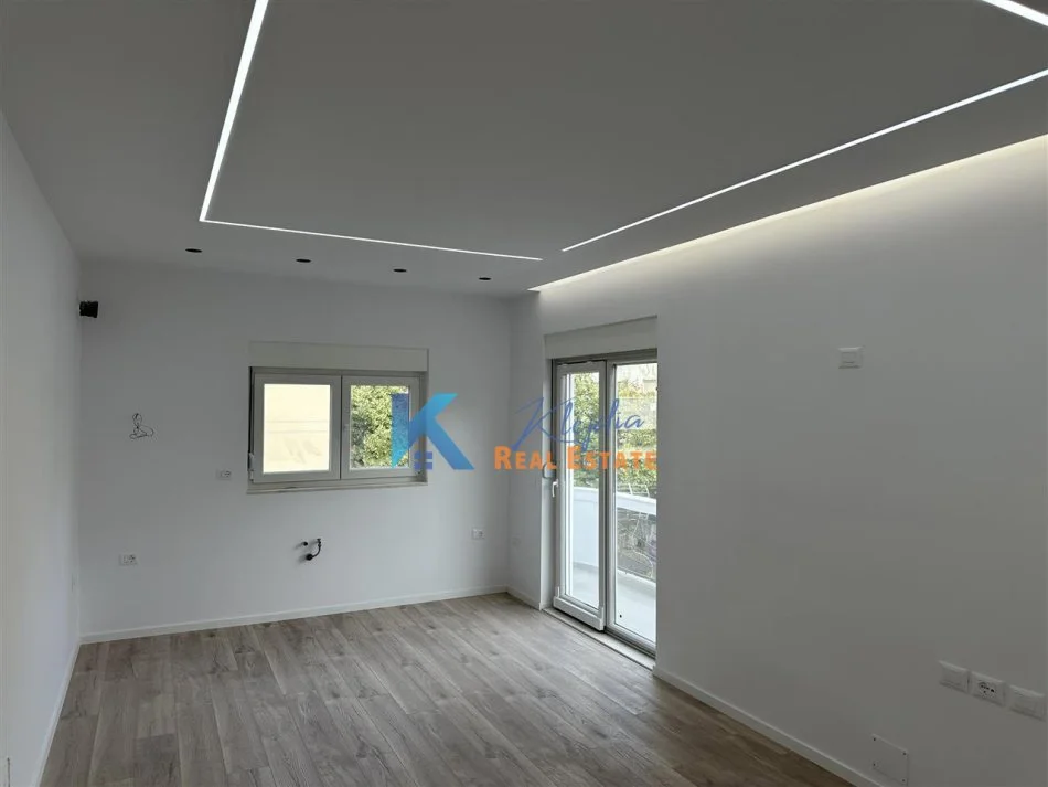 Tirane, jepet me qera zyre Kati 4, 62 m² 800 € (Sheshi Wilson, afer Librit Universitar)