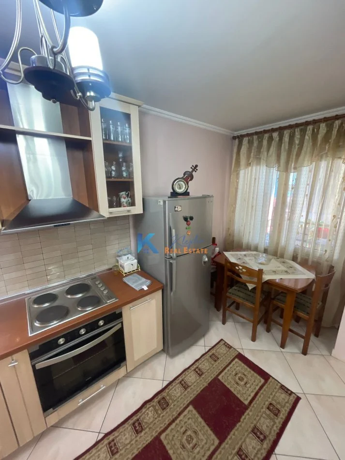 Tirane, jap me qera apartament 1+1+Ballkon Kati 3, 75 m² 490 € (afer Medresese, te Rruga e Dibres)