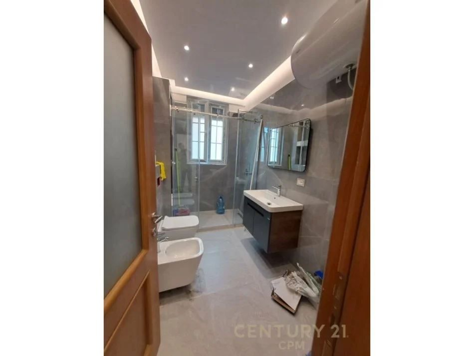 Tirane, shitet apartament 2+1 Kati 2, 103 m² 178.000 € (Stacioni i trenit)