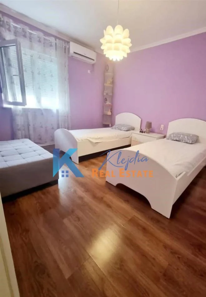 Tirane, jepet me qera apartament 3+1 Kati 2, 120 m² 800 € (Rruga e Kavajes, afer xhamise)