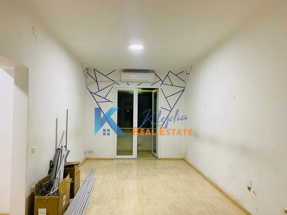 Tirane, jepet me qera zyre Kati 2, 140 m² 1.000 € (Rruga e Durresit, afer Kafe Flora)