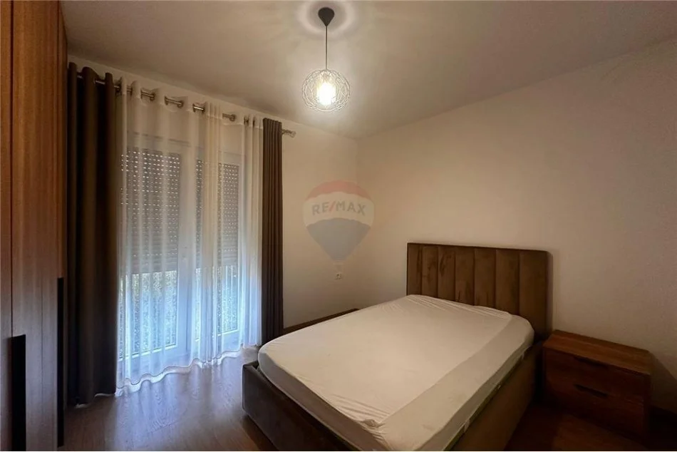 Tirane, jepet me qera apartament 2+1 Kati 2, 110 m² 900 € (Liqeni i Thatë)
