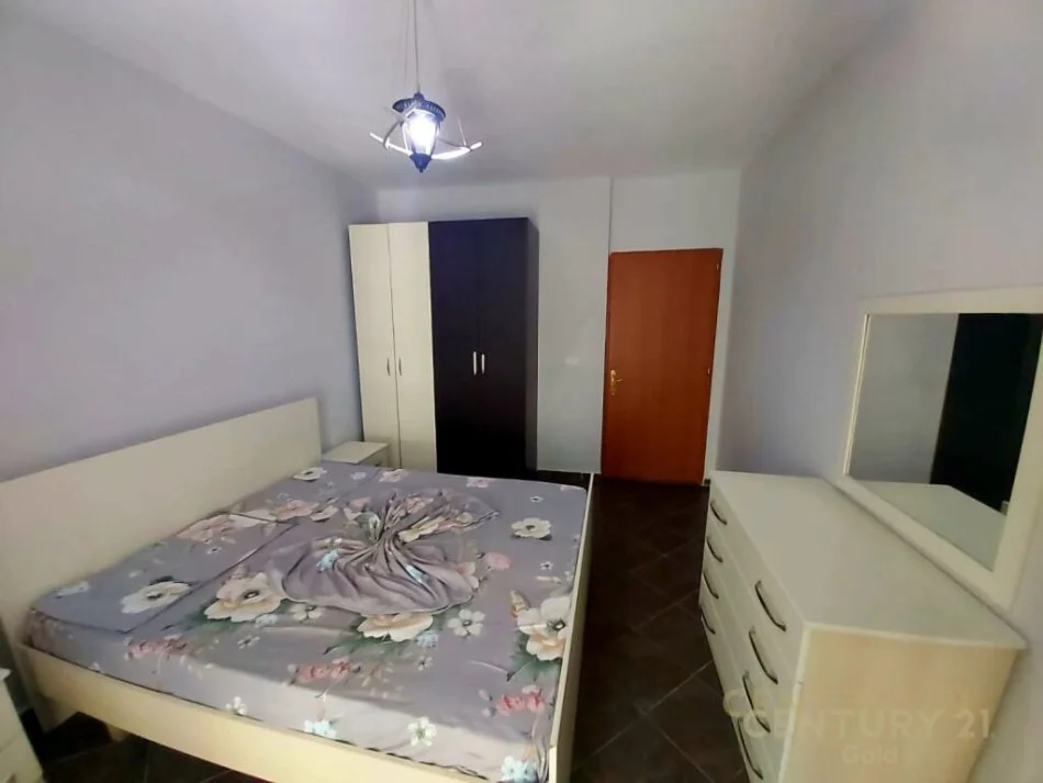 Tirane, jepet me qera apartament 1+1 Kati 4, 73 m² 400 € (stacioni i trenit)