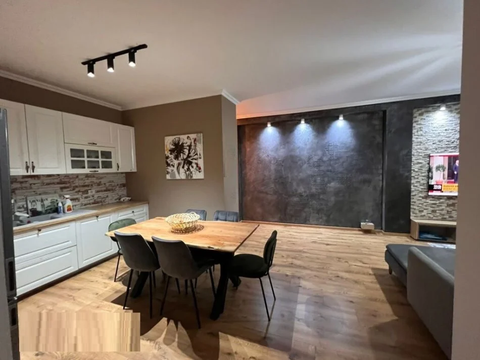 Tirane, jepet me qera apartament 2+1 Kati 3, 100 m² 800 € (Kopshti Botnaik , afer Xhamise)