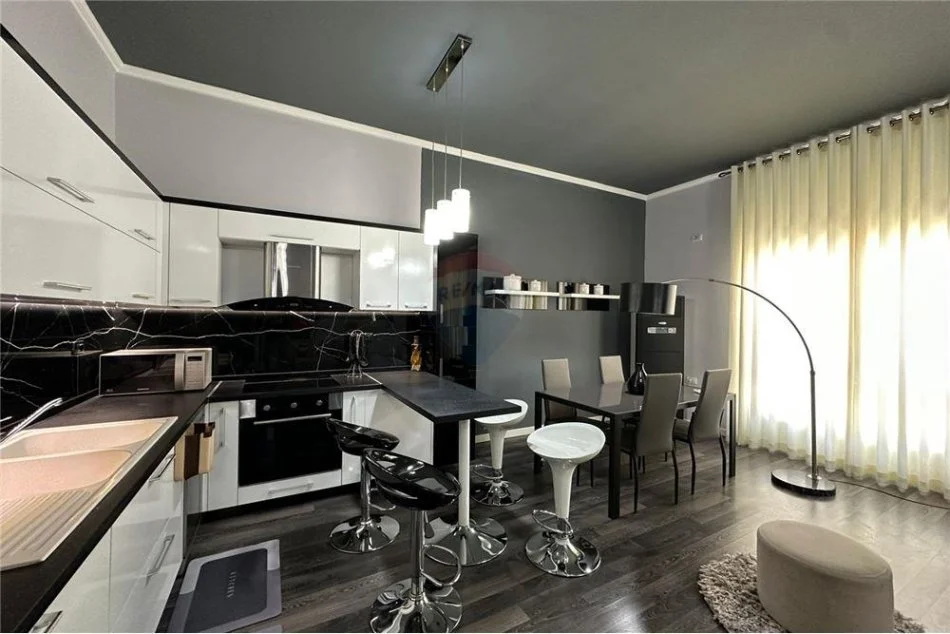 Tirane, jepet me qera apartament 2+1 Kati 2, 147 m² 700 € (Kopshti Zoologjik)