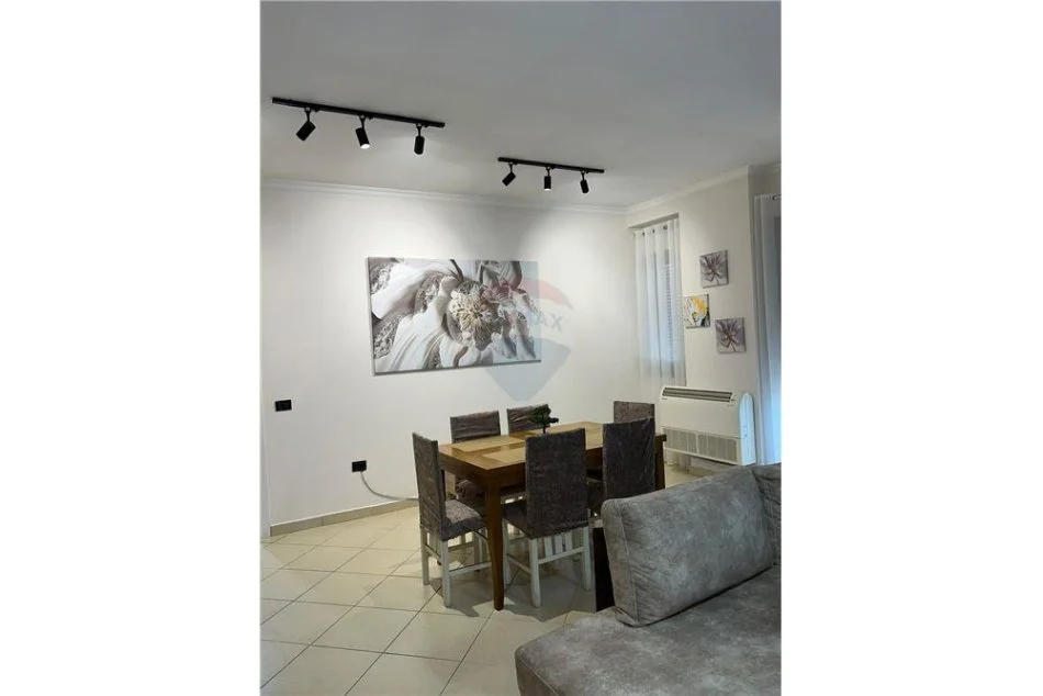 Tirane, jepet me qera apartament 1+1 , 70 m² 700 € (Rruga Kosovareve - Tirana e Re)