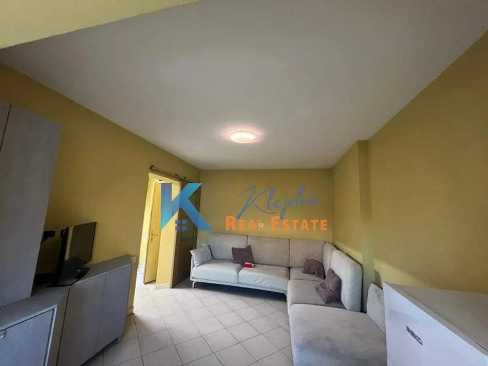 Tirane, jepet me qera 2+1 Kati 1, 60 m² (Ferit Xhajko)