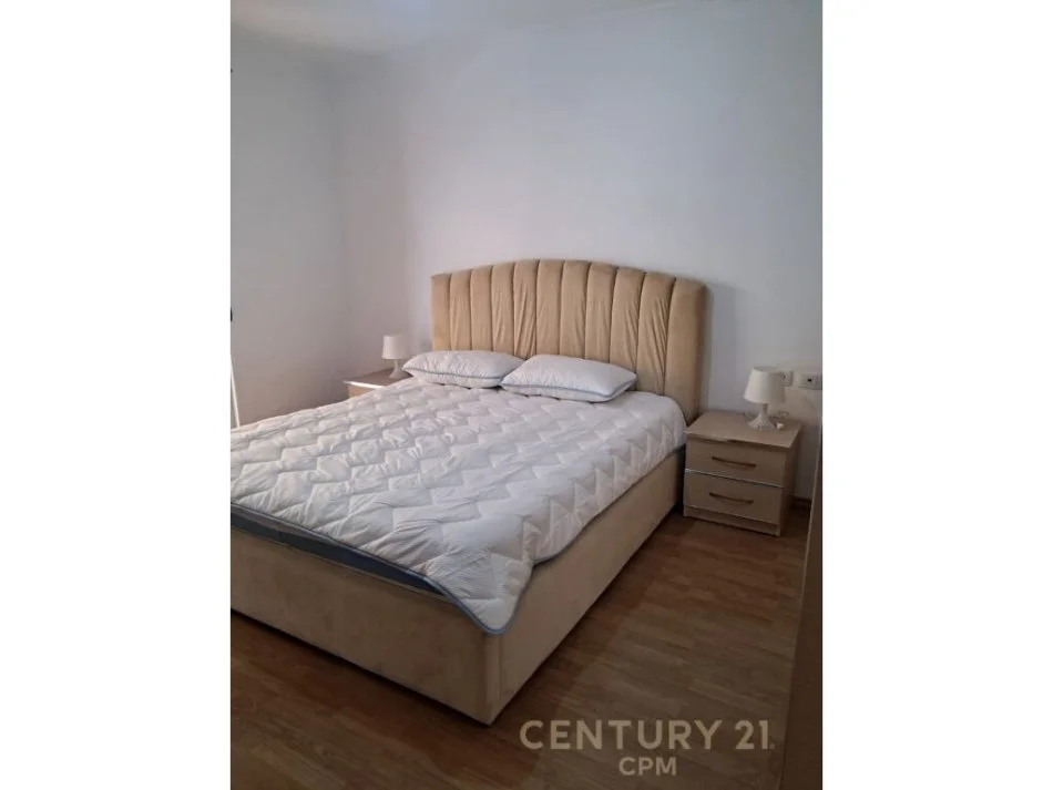 Tirane, jepet me qera 1+1 Kati 5, 550 € (bllok)