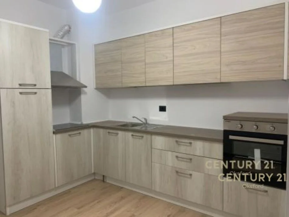 Tirane, jepet me qera apartament 2+1 Kati 7, 111 m² 500 € (astir)