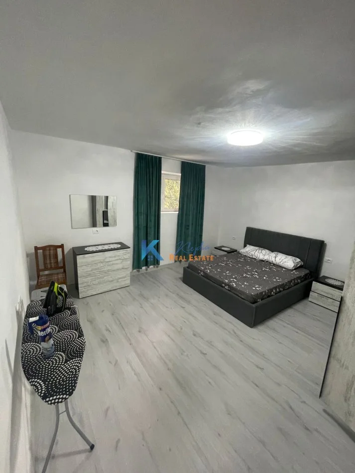 Tirane, jap me qera apartament 2+1+Ballkon Kati 2, 100 m² 800 € (Afer Librit Universitar)