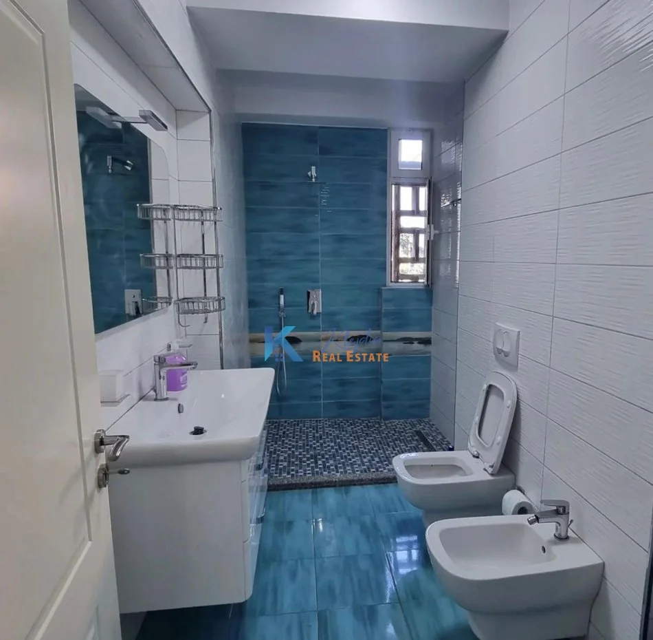 Tirane, jap me qera zyre Kati 2, 70 m² 600 € (Qender)