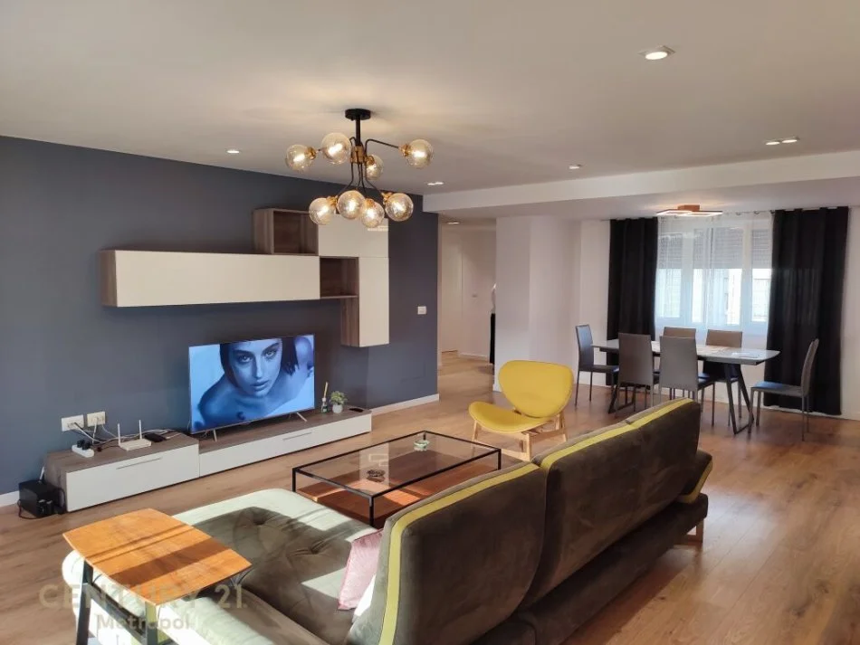 Tirane, jepet me qera apartament 3+1 Kati 3, 149 m² 1.400 € (TEG)