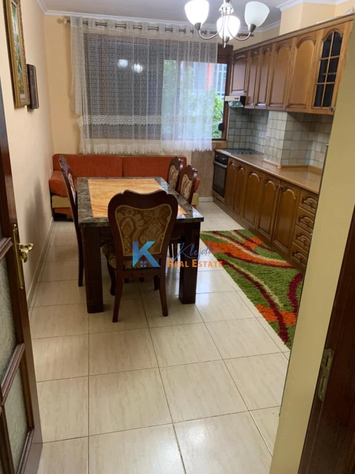 Tirane, jap me qera apartament 1+1+Aneks Kati 4, 70 m² (Rruga Kongresi i Manastirit, afer Pediatrise)