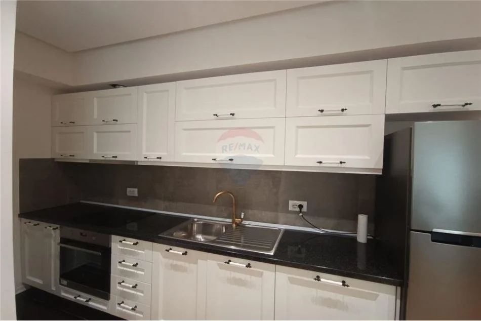 Tirane, jepet me qera apartament 1+1 Kati 5, 78 m² 750 € (Rruga e Dibrës - Selvia)