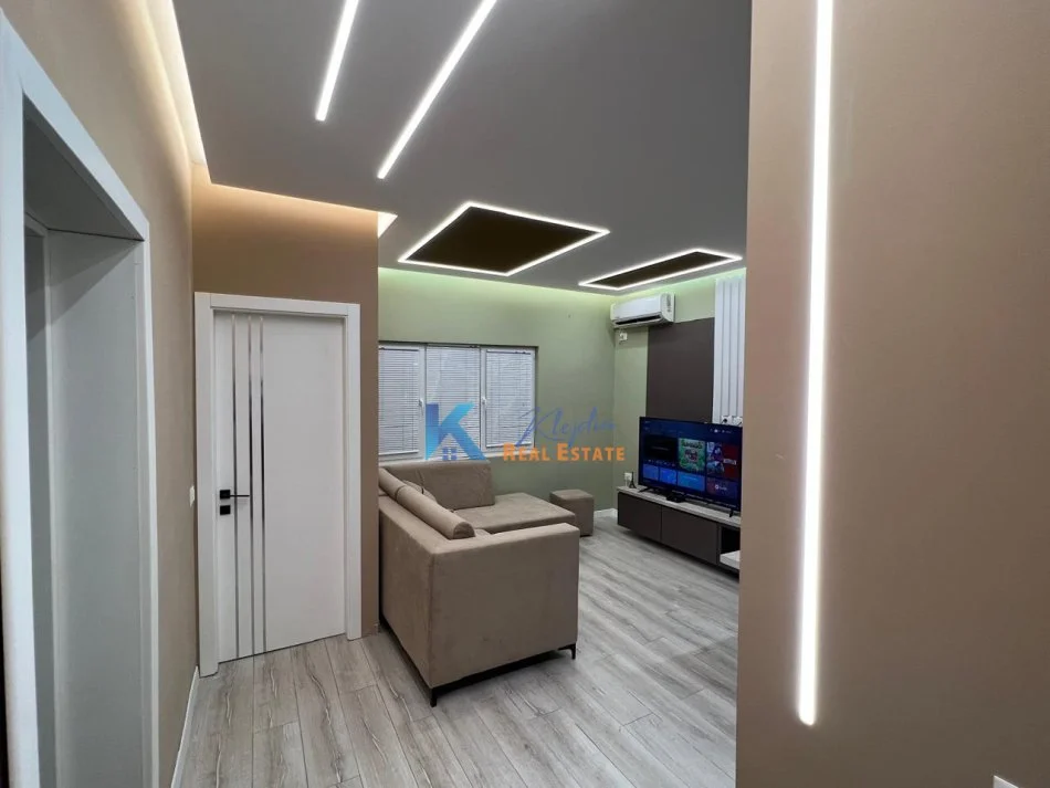 Tirane, jepet me qera apartament 1+1+Ballkon Kati 6, 55 m² 450€ (Pazari i Ri)