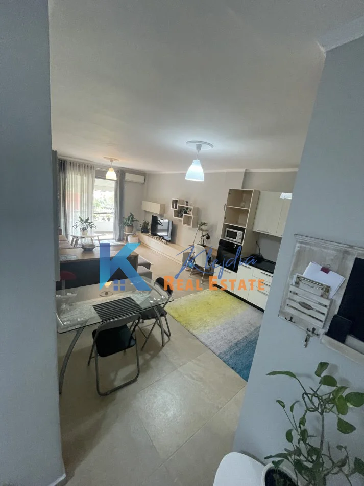 Tirane, jap me qera apartament 2+1+Ballkon Kati 1, 100 m² 900 € (Liqeni i Thate)