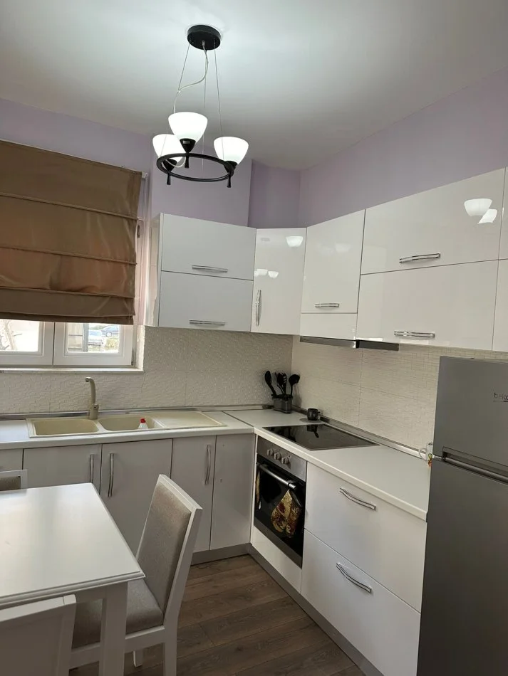 Tirane, jap me qera apartament 1+1+Ballkon Kati 2, 76 m² 600 € (Liqeni i Thate)