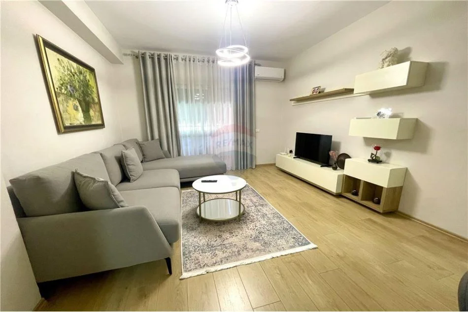 Tirane, jepet me qera apartament 1+1 Kati 5, 65 m² 500 € (Rruga Riza Cerova - Gjimnazi "Partizani" - Rruga e Dibrës)