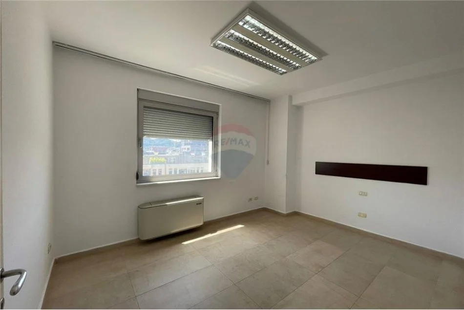 Tirane, jepet me qera zyre Kati 6, 146 m² 1.200 € (Rruga Abdyl Frasheri - Bllok - Libri Universitar)
