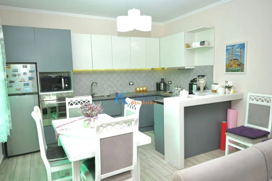 Tirane, jap me qera apartament 1+1+Ballkon Kati 1, 74 m² 600 € (Pazari i Ri)