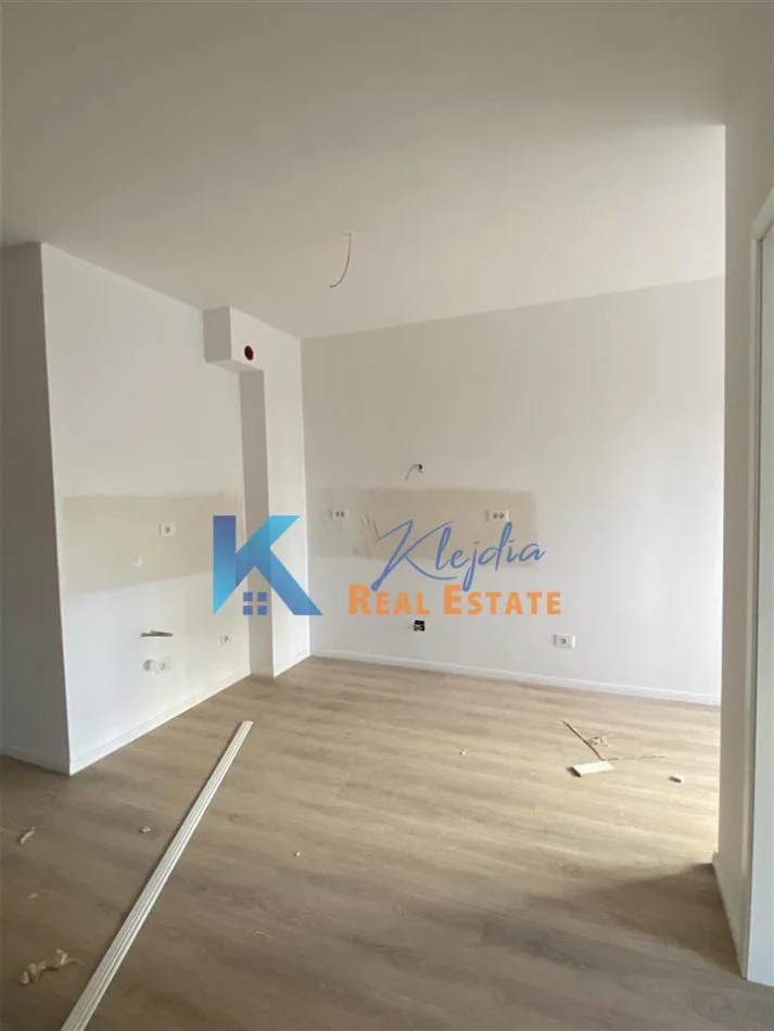 Tirane, jepet me qera apartament 1+1 Kati 1, 60 m² 350 € (Kodra e Diellit, kompleksi Kurora e Kopshtit)