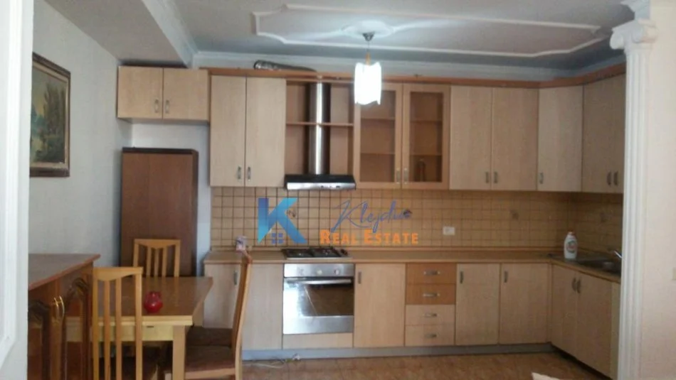 Tirane, jepet me qera apartament 1+1 Kati 4, 79 m² 550 € (Myslym Shyr, rruga Him Kolli)