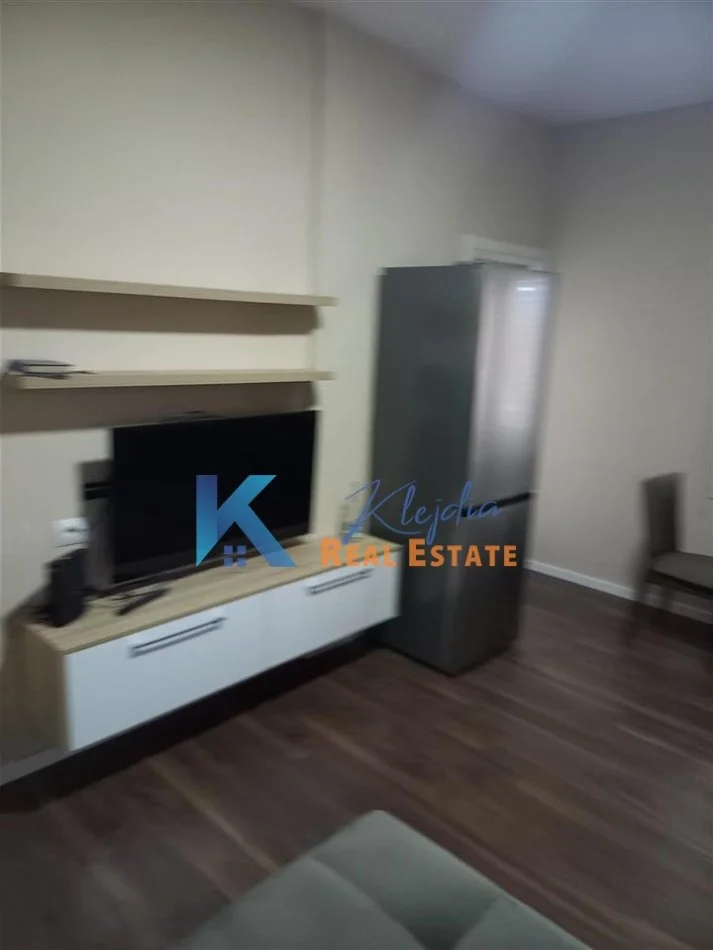 Tirane, jepet me qera apartament 1+1 Kati 6, 55 m² 370 € (Ali Dem, afer Shkolles 1 Maji)