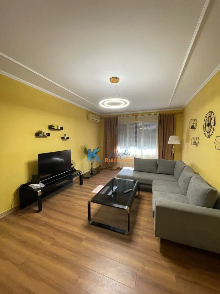 Tirane, jap me qera apartament 3+1+Ballkon Kati 2, 124 m² 800 € (Ish Tregu Elektrik)