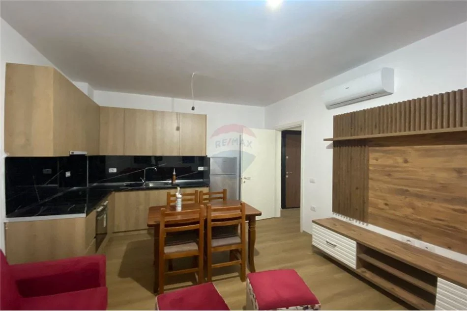 Tirane, jepet me qera apartament 2+1 , 80 m² 550 € (benjamin kruta - Fusha e Aviacionit)