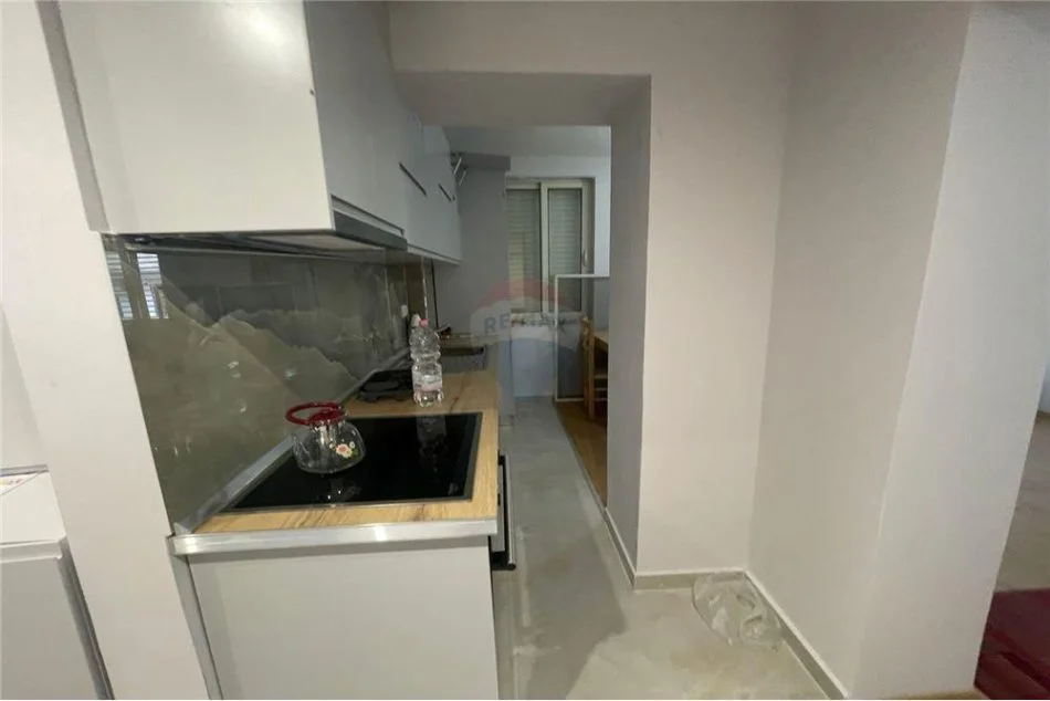 Tirane, jepet me qera apartament 1+1 Kati 3, 70 m² 500 € (Bllok - Garda)