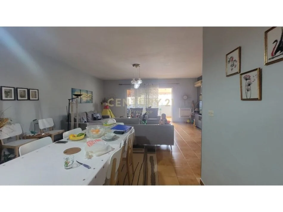 𝐓𝐢𝐫𝐚𝐧𝐞, 𝐬𝐡𝐢𝐭𝐞𝐭 𝐚𝐩𝐚𝐫𝐭𝐚𝐦𝐞𝐧𝐭 𝟐+𝟏 𝐊𝐚𝐭𝐢 𝟕, 𝟏𝟐𝟒 𝐦² 𝟐𝟑𝟓.𝟎𝟎𝟎 € (𝐊𝐨𝐦𝐮𝐧𝐚 𝐞 𝐏𝐚𝐫𝐢𝐬𝐢𝐭)