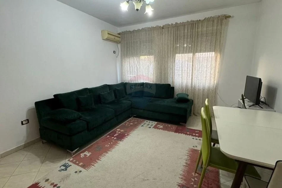 Tirane, jepet me qera apartament 1+1 Kati 4, 55 m² 450 € (Komuna e Parisit)