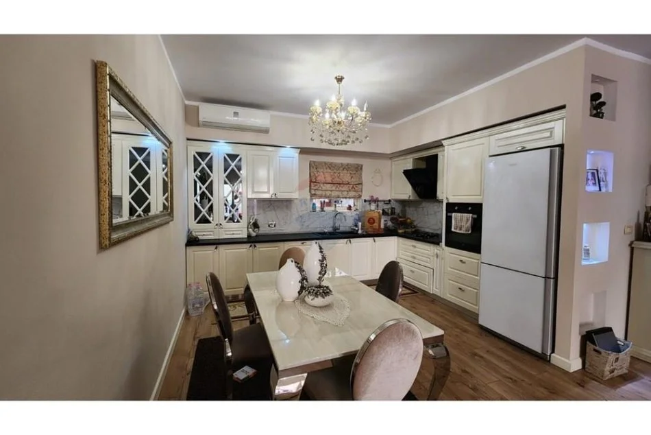 Tirane, jepet me qera apartament 2+1 Kati 2, 110 m² 500 € (Yzberisht)