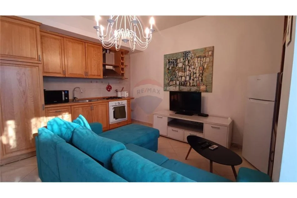 Tirane, jepet me qera apartament 1+1 Kati 3, 70 m² 450 € (Frank Bardhi - Komuna e Parisit - Kristal Center)