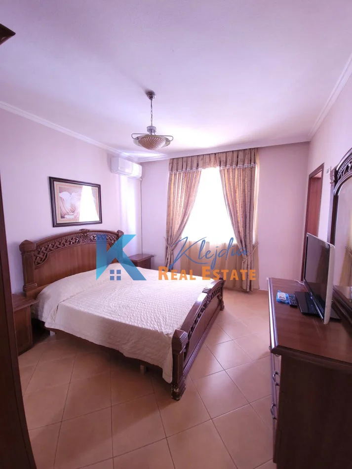 Tirane, jap me qera apartament 2+1+Ballkon Kati 8, 125 m² 600 € (Ish Ekspozita)