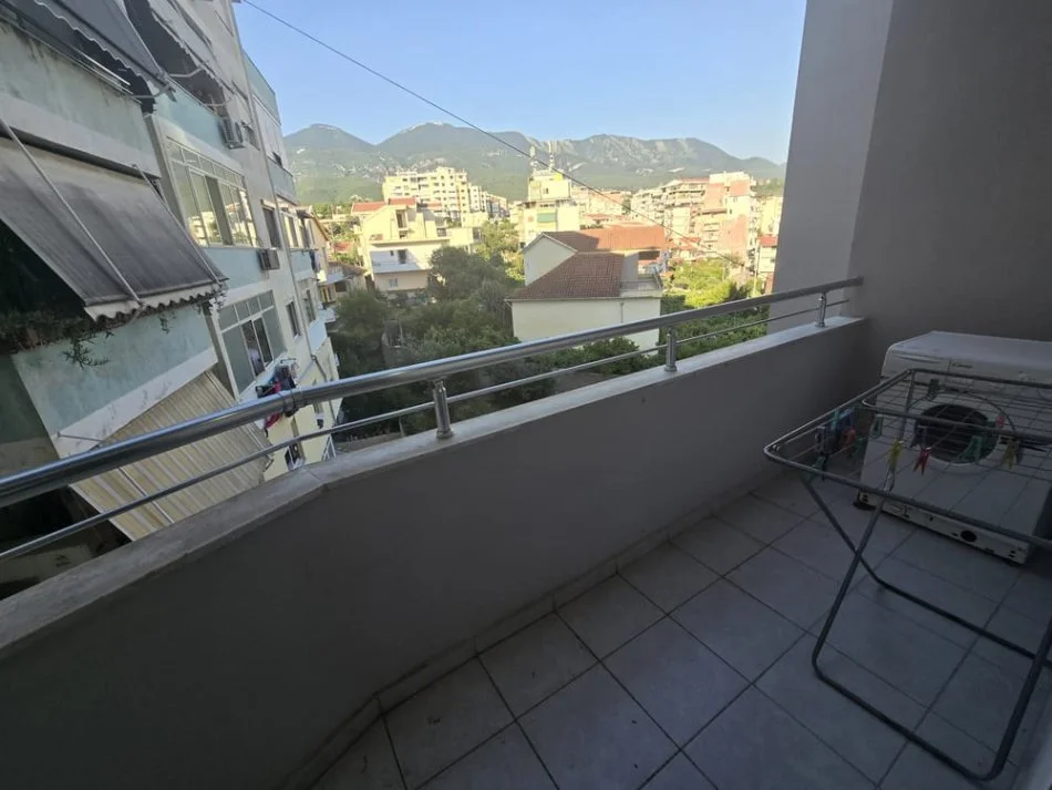 Tirane, jepet me qera apartament 1+1+Ballkon Kati 4, 86 m² 300 € (fizika berthamore, fresk)