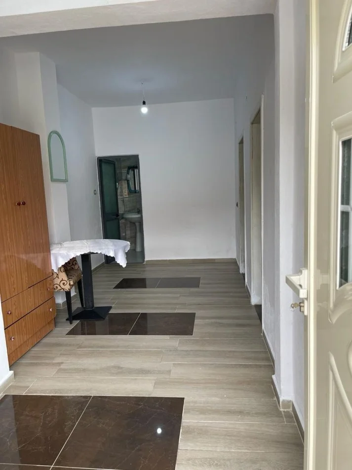 Tirane, jepet me qera apartament 1+1 Kati 1, 400 € (vilat amerikane)