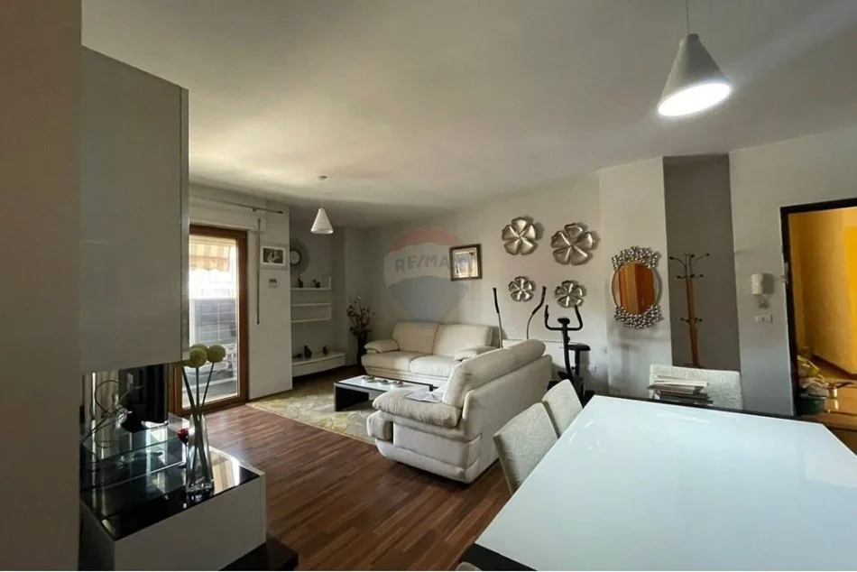 Tirane, jepet me qera apartament 2+1 Kati 4, 95 m² 700 € (Rruga e Dibrës - Selvia)