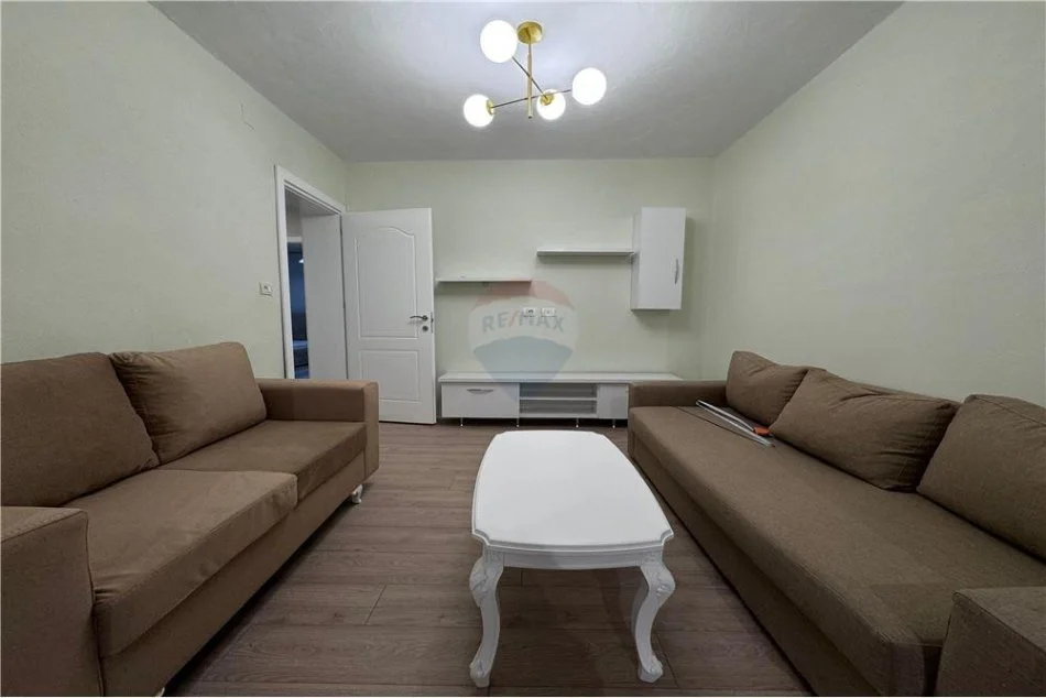 Tirane, jepet me qera apartament 3+1 Kati 2, 100 m² 600 € (Xhamlliku)