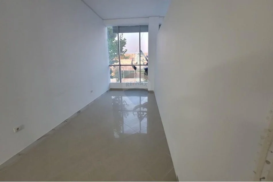 Tirane, jepet me qera zyre Kati 1, 50 m² 450 € (Astir)