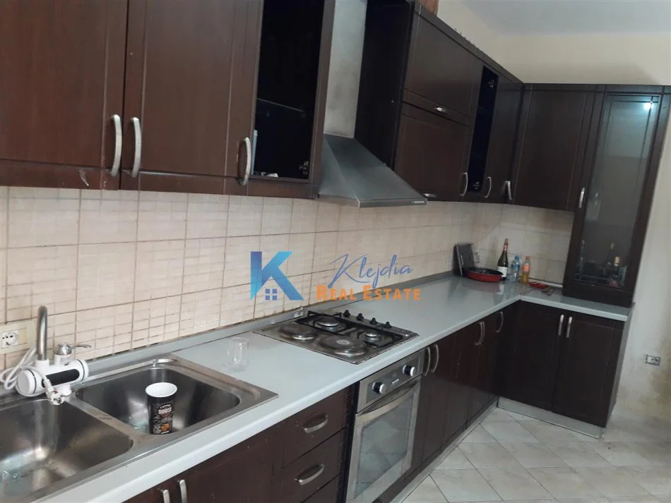 Tirane, jap me qera apartament 2+1+Ballkon Kati 4, 123 m² (2+1+2 per qira ne Yzberish, afer pallateve Dilo)
