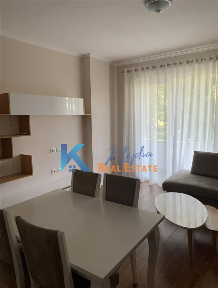 Tirane, jepet me qera apartament 1+1+Ballkon Kati 1, 70 m² 600 € (1+1 per qira te Liqeni i Thate)