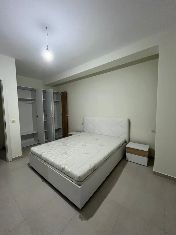 Tirane, jepet me qera apartament 1+1 Kati 4, (Kompleksi Tom Doshi)