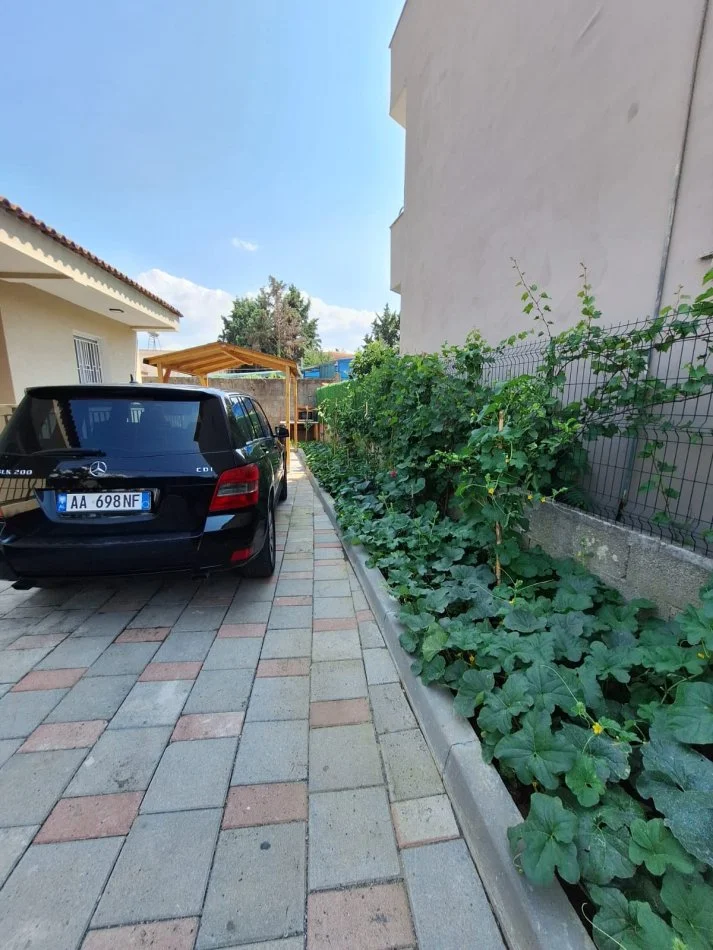 Tirane, jepet me qera Vile 2+1+Aneks+Ballkon Kati 1, 800 € (Laprake, prane Spitalit Ushtarak)