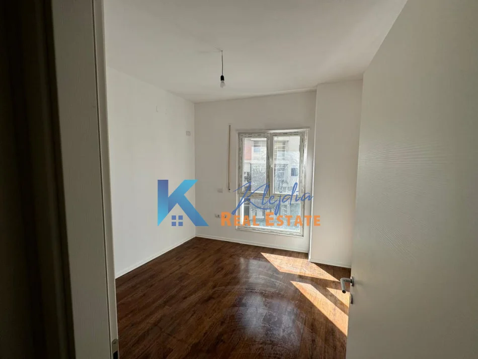 Tirane, jap me qera zyre Kati 2, 95 m² 600 € (Rruga e Barrikadave, afer bustit Vojo Kushi)