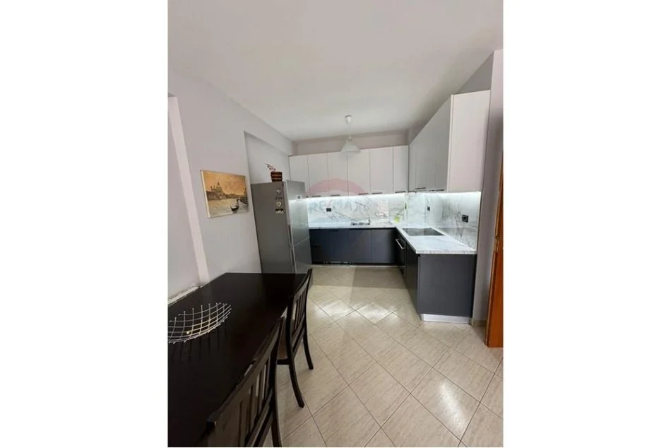 Tirane, jepet me qera apartament 2+1 Kati 6, 110 m² 700 € (Komuna e Parisit)