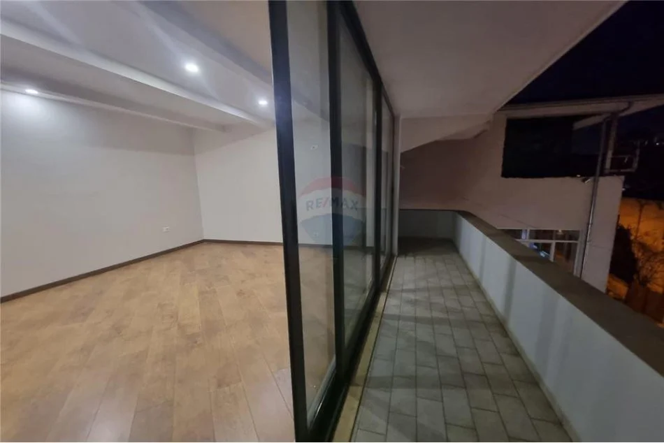 Tirane, jepet me qera Vile 3 Katshe , 550 m² 1.600 € (Rruga Vace Zela - Qendra Globe - Rruga e Kavajës)
