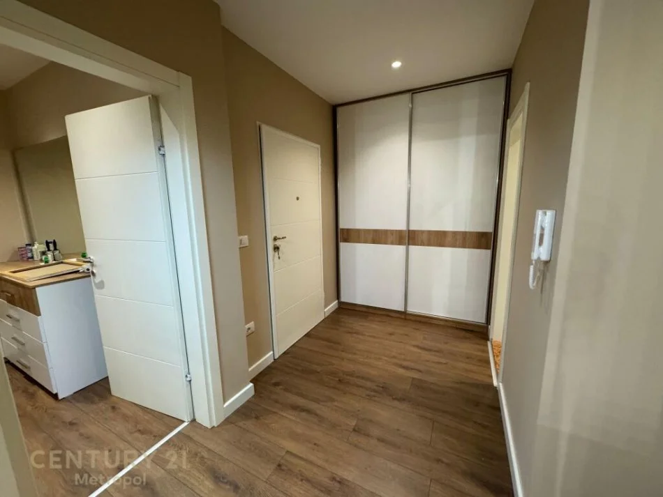 𝐓𝐢𝐫𝐚𝐧𝐞, 𝐣𝐞𝐩𝐞𝐭 𝐦𝐞 𝐪𝐞𝐫𝐚 𝐚𝐩𝐚𝐫𝐭𝐚𝐦𝐞𝐧𝐭 𝟐+𝟏 𝐊𝐚𝐭𝐢 𝟕, 𝟏𝟎𝟑 𝐦² 𝟗𝟎𝟎 € (𝐑𝐫𝐮𝐠𝐚 𝐞 𝐄𝐥𝐛𝐚𝐬𝐚𝐧𝐢𝐭)